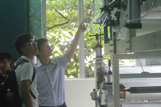 说明: D:\2019\WeChat Files\shleegzhu\Files\2017色漫
“寻访校友足迹”校友(稿件、图片）\2017色漫
“寻访校友足迹”校友(稿件、图片）\钟翰霆师兄\钟翰霆师兄 与采访小组.JPG