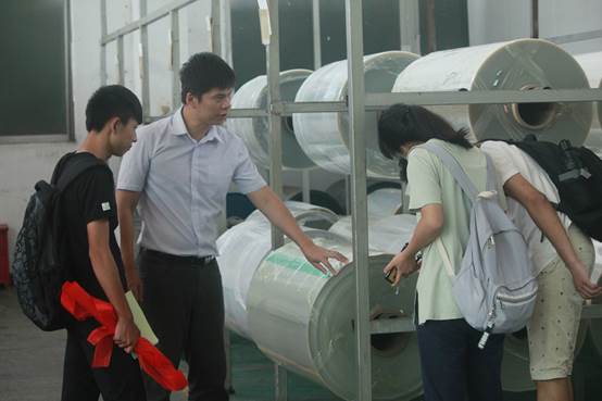 说明: D:\2019\WeChat Files\shleegzhu\Files\2017色漫
“寻访校友足迹”校友(稿件、图片）\2017色漫
“寻访校友足迹”校友(稿件、图片）\钟翰霆师兄\钟翰霆师兄与采访小组.JPG